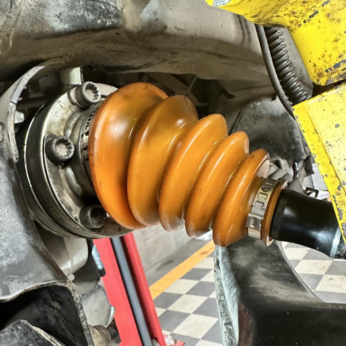 Послуга з заміни поліуретанових пильників ШРУСа Volkswagen Amarok 2010- (Пильники в ціну не входять)