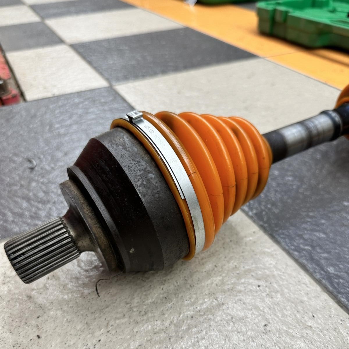 Послуга з заміни поліуретанових пильників ШРУСа Volkswagen Amarok 2010- (Пильники в ціну не входять)