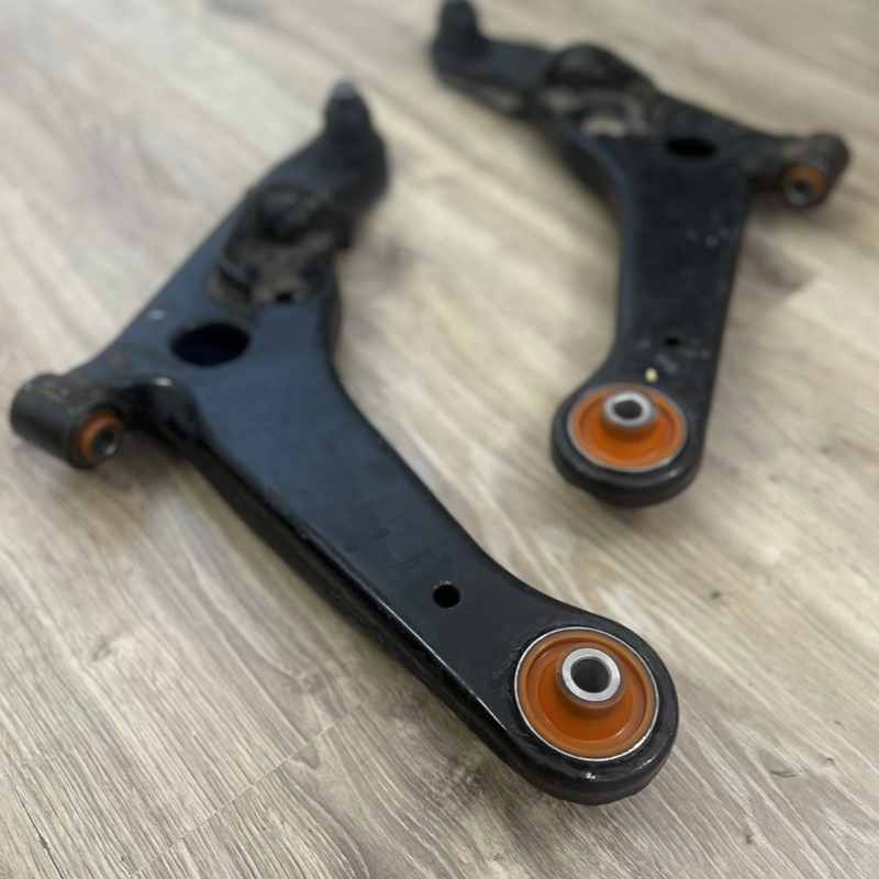 Передній нижній важіль Mitsubishi Outlender 2006-2012 Послуга з перепресування сайлентблоків (Сайлентблоки в ціну не входять)