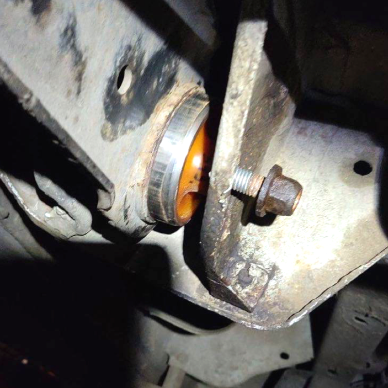 Задня балка Nissan Primastar 2002-2016 Послуга з перепресування сайлентблоків (Сайлентблоки в ціну не входять)