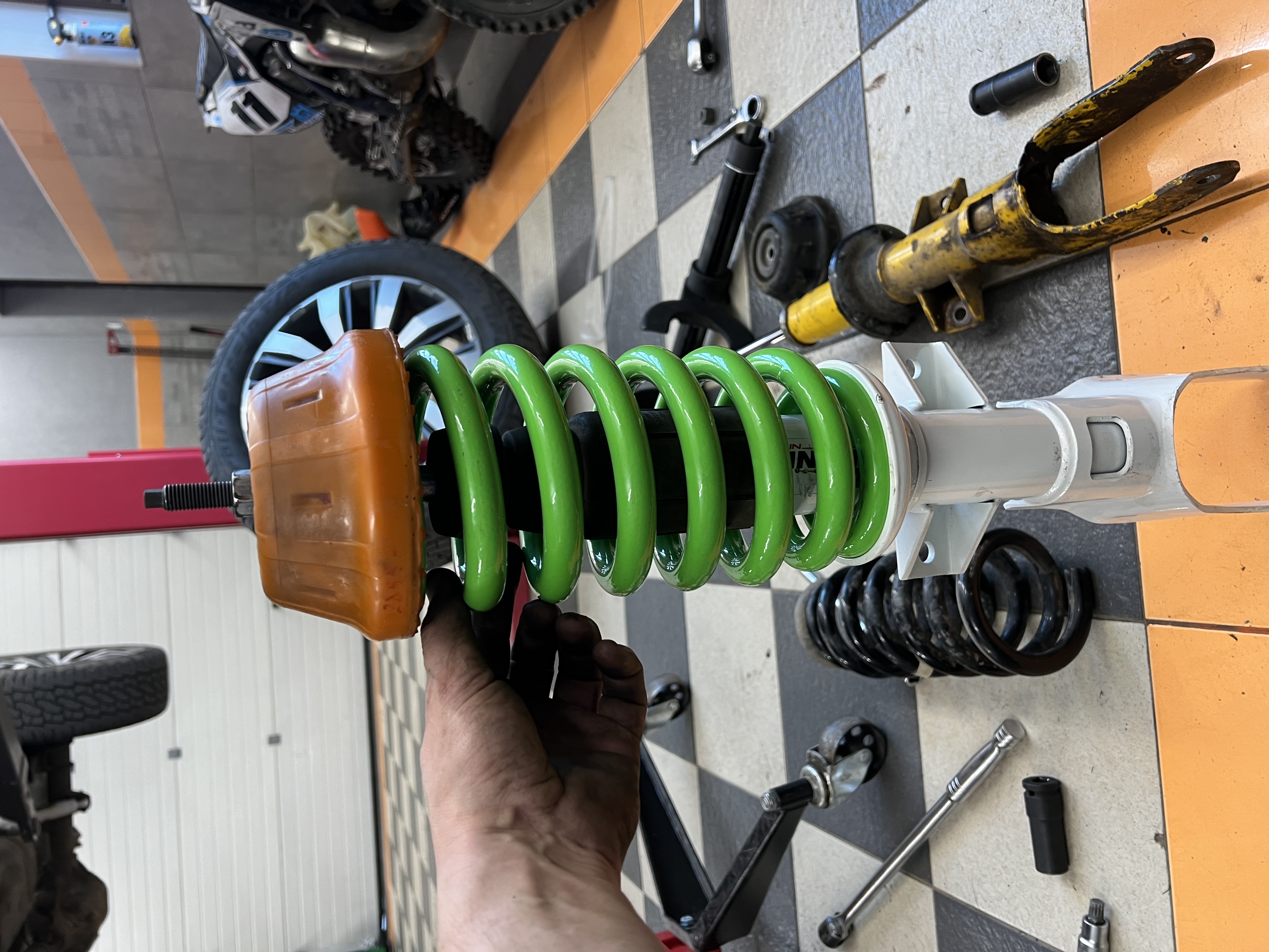 Передній амортизатор Volkswagen Amarok 2010- Послуга по заміні опори (Опора в ціну не входить)