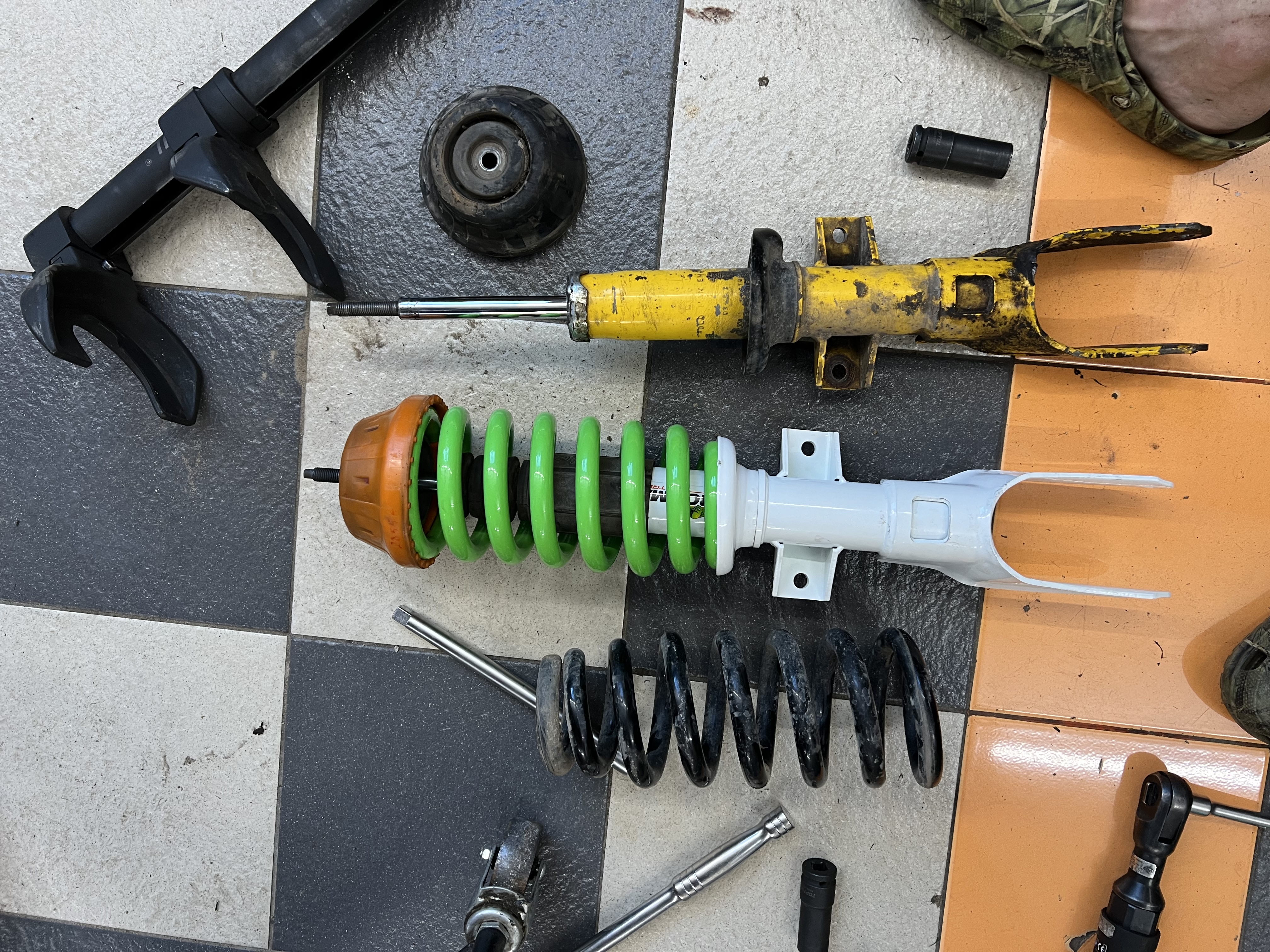 Передній амортизатор Volkswagen Amarok 2010- Послуга по заміні опори (Опора в ціну не входить)