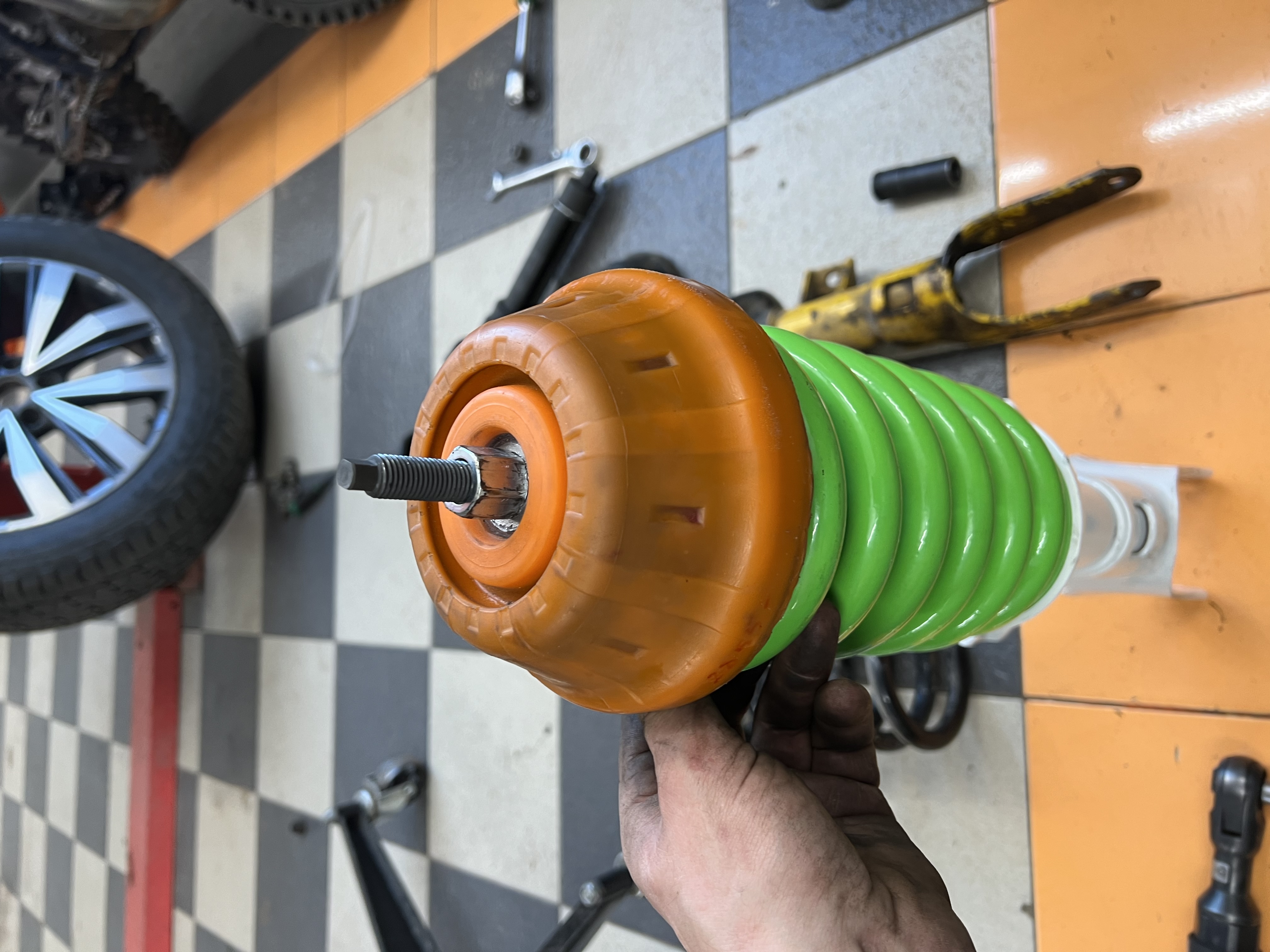 Передній амортизатор Volkswagen Amarok 2010- Послуга по заміні опори (Опора в ціну не входить)